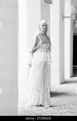 Brautkleid Els Hillenius, Model posiert im Innenhof des Rathauses von Haarlem, Clothing, 07-10-1980, Whizgle News from the Past, Tailored for the Future. Erkunden Sie historische Geschichten, das Image der niederländischen Agentur aus einer modernen Perspektive, die die Lücke zwischen den Ereignissen von gestern und den Erkenntnissen von morgen überbrückt. Eine zeitlose Reise, die die Geschichten prägt, die unsere Zukunft prägen Stockfoto