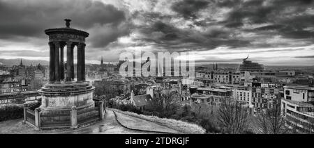 Eine schwarz-weiße Panoramaaufnahme, die die gesamte Skyline des Stadtzentrums von Edinburgh vom Calton Hill aus umfasst Stockfoto