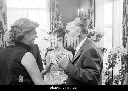 HR. Jubiläum und Empfang Kalf, Haarlems Dagblad, etc. Und IJmuider Courant and Koeri, 15-09-1970, Whizgle News from the Past, Tailored for the Future. Erkunden Sie historische Geschichten, das Image der niederländischen Agentur aus einer modernen Perspektive, die die Lücke zwischen den Ereignissen von gestern und den Erkenntnissen von morgen überbrückt. Eine zeitlose Reise, die die Geschichten prägt, die unsere Zukunft prägen Stockfoto