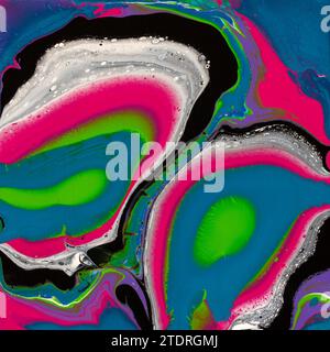 Abstrakte handgemalte flüssige oder flüssige Kunst mehrfarbiger Hintergrund. Acrylgemälde auf Leinwand mit Farbverläufen, Spritzer- und Wellenmustern. Kontemp Stockfoto