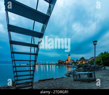 Wasserburg (Bodensee): Altstadt mit Kirche St. Georg, Bodensee, Treppe eines alten Badehauses in der Nähe der Promenade in Schwaben, Bayern, Bayern, Deutschland Stockfoto