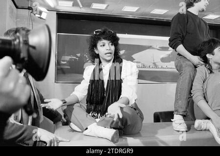 Arrival of Popgroup Stars TV Film Fame at Schiphol, Groups, Music, 28-03-1983, Whizgle News from the Past, Tailored for the Future. Erkunden Sie historische Geschichten, das Image der niederländischen Agentur aus einer modernen Perspektive, die die Lücke zwischen den Ereignissen von gestern und den Erkenntnissen von morgen überbrückt. Eine zeitlose Reise, die die Geschichten prägt, die unsere Zukunft prägen Stockfoto