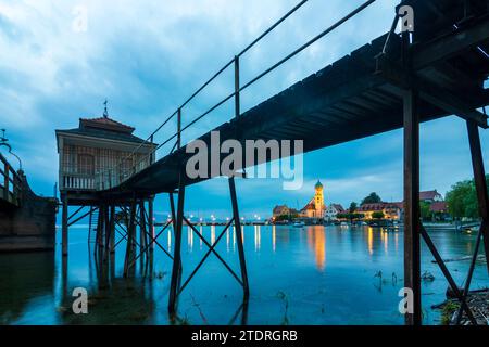 Wasserburg (Bodensee): Altstadt mit Kirche St. Georg, Bodensee, altes Badehaus an der Promenade in Schwaben, Bayern, Deutschland Stockfoto