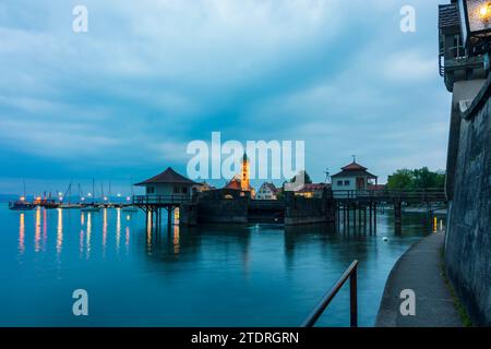 Wasserburg (Bodensee): Altstadt mit Kirche St. Georg, Bodensee, altes Badehaus an der Promenade in Schwaben, Bayern, Deutschland Stockfoto