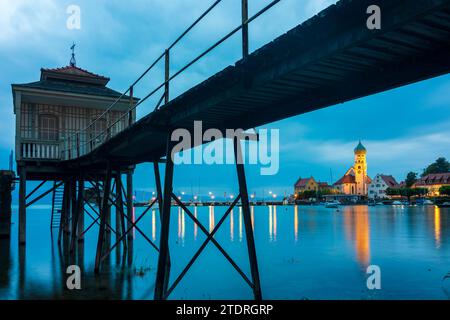 Wasserburg (Bodensee): Altstadt mit Kirche St. Georg, Bodensee, altes Badehaus an der Promenade in Schwaben, Bayern, Deutschland Stockfoto