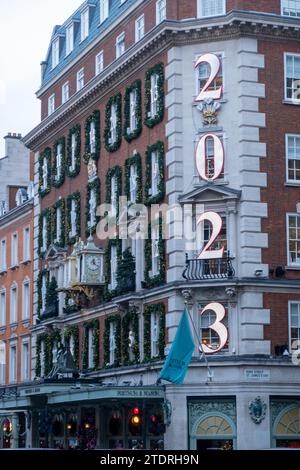 LONDON, 14. DEZEMBER 2023: 2023 Weihnachtsdekorationen im Kaufhaus Fortnum und Mason in Mayfair Stockfoto
