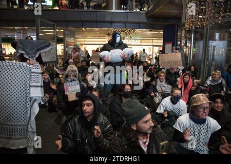 Berlin, Deutschland. Dezember 2023. Am 19. Dezember 2023 fand am Berliner Hauptbahnhof eine pro-palästinensische Demonstration statt. Dieses Ereignis, das von zivilem Ungehorsam geprägt war, zog Hunderte dazu an, ihre Ablehnung gegen Israels militärische Aktionen gegen die Hamas zu äußern. Die Teilnehmer skandierten energisch Slogans wie „Freies Palästina“ und „Israel Bombs, Germany finances“, während sie palästinensische Flaggen und Keffiyehs schleuderten. Trotz ihres nicht registrierten Status und der Handlungen zivilen Ungehorsams verlief die Demonstration ohne Intervention der Polizei. (Bild: © Michael Kuenne/PRESSCOV Via ZUMA Stockfoto