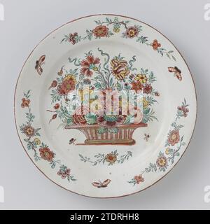 Fayence-Platte mit Blumenkorb, anonym, ca. 1750 - ca. 1780 Fayence-Platte. Mehrfarbig bemalt mit einem Blumenkorb. Delft . Faience Board. Mehrfarbig bemalt mit einem Blumenkorb. Delft . Stockfoto