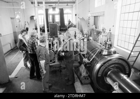 Wiedereröffnung der Dampfpumpenstation auf halbem Wege, Eröffnung, Öffnungen, Inbetriebnahme, Dampfpumpenstation und Dampfpumpenstation, Halfweg, 01-04-1989, Whizgle News aus der Vergangenheit, zugeschnitten auf die Zukunft. Erkunden Sie historische Geschichten, das Image der niederländischen Agentur aus einer modernen Perspektive, die die Lücke zwischen den Ereignissen von gestern und den Erkenntnissen von morgen überbrückt. Eine zeitlose Reise, die die Geschichten prägt, die unsere Zukunft prägen Stockfoto