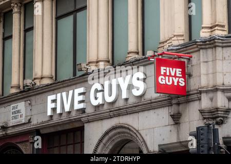 LONDON, 14. DEZEMBER 2023: Fünf Jungs sind in Piccadilly Liecester Sqaure im Zentrum von London untergebracht Stockfoto
