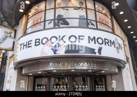 LONDON, 14. DEZEMBER 2023: Die Show „Book of Mormon“ im Prince of Wales Theatre Stockfoto