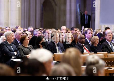 John Roberts, Oberster Richter des US-Obersten Gerichtshofs, von rechts, seine Frau Jane Sullivan, Associate Justice Clarence Thomas, seine Frau Virginia Thomas, Associate Justice Samuel Alito, Associate Justice Sonia Sotomayor, Associate Justice Elena Kagan am Obersten Gerichtshof, während der Beerdigungsfeier von Sandra Day O'Connor in der Washington National Cathedral in Washington, DC, USA, am Dienstag, den 19. Dezember, 2023. O'Connor, der zur entscheidenden Abstimmung über Abtreibung, Religion, Rasse und andere heiße Stimmen wurde Stockfoto