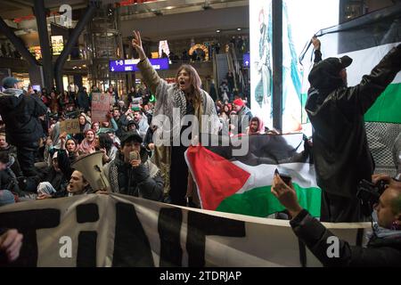 Berlin, Deutschland. Dezember 2023. Am 19. Dezember 2023 fand am Berliner Hauptbahnhof eine pro-palästinensische Demonstration statt. Dieses Ereignis, das von zivilem Ungehorsam geprägt war, zog Hunderte dazu an, ihre Ablehnung gegen Israels militärische Aktionen gegen die Hamas zu äußern. Die Teilnehmer skandierten energisch Slogans wie „Freies Palästina“ und „Israel Bombs, Germany finances“, während sie palästinensische Flaggen und Keffiyehs schleuderten. Trotz ihres nicht registrierten Status und der Handlungen zivilen Ungehorsams verlief die Demonstration ohne Intervention der Polizei. (Bild: © Michael Kuenne/PRESSCOV Via ZUMA Stockfoto