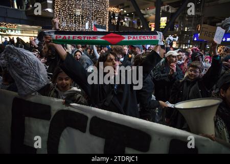 Berlin, Deutschland. Dezember 2023. Am 19. Dezember 2023 fand am Berliner Hauptbahnhof eine pro-palästinensische Demonstration statt. Dieses Ereignis, das von zivilem Ungehorsam geprägt war, zog Hunderte dazu an, ihre Ablehnung gegen Israels militärische Aktionen gegen die Hamas zu äußern. Die Teilnehmer skandierten energisch Slogans wie „Freies Palästina“ und „Israel Bombs, Germany finances“, während sie palästinensische Flaggen und Keffiyehs schleuderten. Trotz ihres nicht registrierten Status und der Handlungen zivilen Ungehorsams verlief die Demonstration ohne Intervention der Polizei. (Bild: © Michael Kuenne/PRESSCOV Via ZUMA Stockfoto