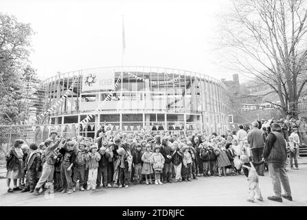 Höchster Punkt Aerdenhout School Association, höchster Punkt, Aerdenhout, Herr H. Enschedéweg, 11-05-1989, Whizgle News aus der Vergangenheit, zugeschnitten auf die Zukunft. Erkunden Sie historische Geschichten, das Image der niederländischen Agentur aus einer modernen Perspektive, die die Lücke zwischen den Ereignissen von gestern und den Erkenntnissen von morgen überbrückt. Eine zeitlose Reise, die die Geschichten prägt, die unsere Zukunft prägen Stockfoto