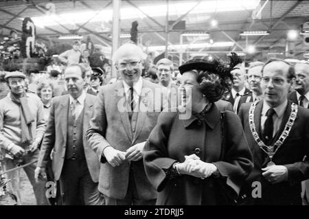 Königin Beatrix bei der Parade schwimmt HOBAHO Hallen, Lisse, Blumenparade, Blumenausstellung, königliche Empfänge und königliche Besuche, Lisse, 22-04-1983, Whizgle News aus der Vergangenheit, maßgeschneidert für die Zukunft. Erkunden Sie historische Geschichten, das Image der niederländischen Agentur aus einer modernen Perspektive, die die Lücke zwischen den Ereignissen von gestern und den Erkenntnissen von morgen überbrückt. Eine zeitlose Reise, die die Geschichten prägt, die unsere Zukunft prägen Stockfoto