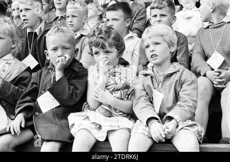 Zirkus-Varieté-Show für Kinder, Whizgle News aus der Vergangenheit, maßgeschneidert für die Zukunft. Erkunden Sie historische Geschichten, das Image der niederländischen Agentur aus einer modernen Perspektive, die die Lücke zwischen den Ereignissen von gestern und den Erkenntnissen von morgen überbrückt. Eine zeitlose Reise, die die Geschichten prägt, die unsere Zukunft prägen Stockfoto