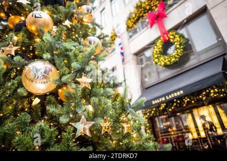 LONDON, 14. DEZEMBER 2023: Ralph Lauren Weihnachtsbaumdekoration in der Bond Street Stockfoto