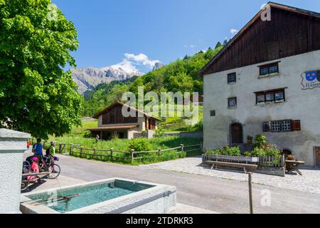 Maienfeld: Heididörfli (Heididorf) im Weiler Rofels, Rathausstall (altes Rathaus und Schule) in Bündner Herrschaft, Graubünden, Schweiz Stockfoto