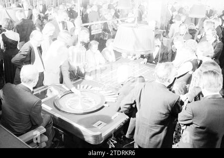 Eröffnung Casino Zandvoort + Roulette und Blackjack + Übersicht Casino Raum, Spiele und Spielzeug, 01-10-1976, Whizgle News from the Past, maßgeschneidert für die Zukunft. Erkunden Sie historische Geschichten, das Image der niederländischen Agentur aus einer modernen Perspektive, die die Lücke zwischen den Ereignissen von gestern und den Erkenntnissen von morgen überbrückt. Eine zeitlose Reise, die die Geschichten prägt, die unsere Zukunft prägen Stockfoto