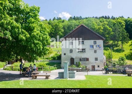 Maienfeld: Heididörfli (Heididorf) im Weiler Rofels, Rathausstall (altes Rathaus und Schule) in Bündner Herrschaft, Graubünden, Schweiz Stockfoto