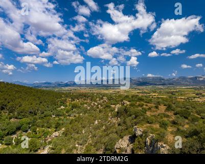 Aus der Vogelperspektive auf den Puig de Santa Eugènia, in der Nähe des Dorfes Santa Eugènia. Im Hintergrund die Serra de Tramuntana. Mallorca Spanien Stockfoto