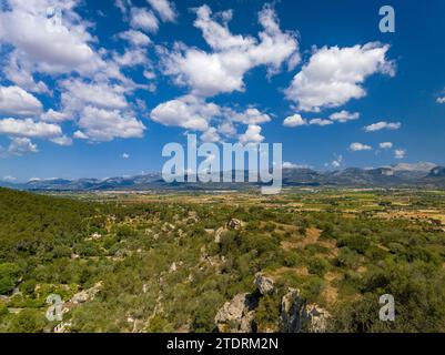 Aus der Vogelperspektive auf den Puig de Santa Eugènia, in der Nähe des Dorfes Santa Eugènia. Im Hintergrund die Serra de Tramuntana. Mallorca Spanien Stockfoto