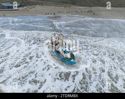 Drohnenansicht eines Fischereischiffs, das in flachem Wasser an der Küste festsitzt. Stockfoto