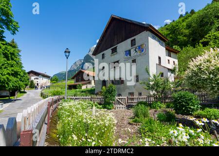 Maienfeld: Heididörfli (Heididorf) im Weiler Rofels, Rathausstall (altes Rathaus und Schule) in Bündner Herrschaft, Graubünden, Schweiz Stockfoto