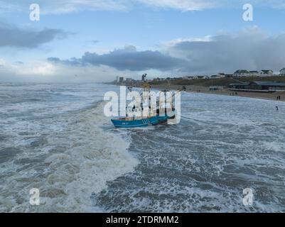 Drohnenansicht eines gestrandeten kleinen Shrimps-Trawler-Fischerbootes an einem Strand. Stockfoto