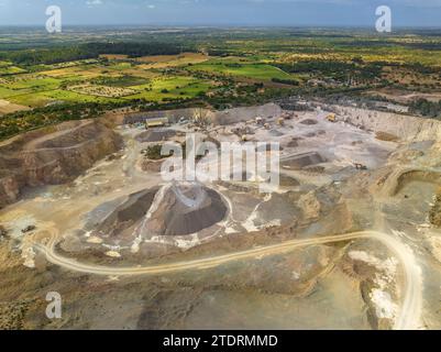 Luftaufnahme des Steinbruchs Son Amat in der Gemeinde Porreres (Mallorca, Balearen, Spanien) ESP: Vista aérea de la cantera de Son Amat Stockfoto