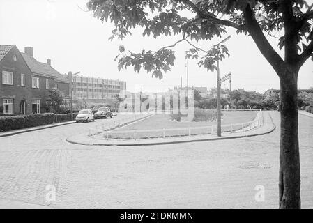 Übersicht über den öffentlichen Garten von Ten Kate Zandvoort, öffentliche Gärten, Pflanzen, Sträucher, Heister, Zandvoort, zehn Kateplantsoen, 04-06-1971, Whizgle News aus der Vergangenheit, zugeschnitten auf die Zukunft. Erkunden Sie historische Geschichten, das Image der niederländischen Agentur aus einer modernen Perspektive, die die Lücke zwischen den Ereignissen von gestern und den Erkenntnissen von morgen überbrückt. Eine zeitlose Reise, die die Geschichten prägt, die unsere Zukunft prägen Stockfoto
