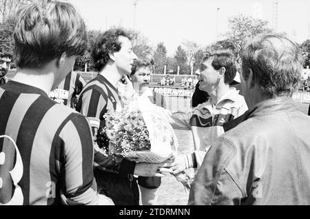 200. Match Simon Evers EDO, Football People and Trainer, 13.05.1984, Whizgle News from the Past, Zukunftsvision. Erkunden Sie historische Geschichten, das Image der niederländischen Agentur aus einer modernen Perspektive, die die Lücke zwischen den Ereignissen von gestern und den Erkenntnissen von morgen überbrückt. Eine zeitlose Reise, die die Geschichten prägt, die unsere Zukunft prägen Stockfoto