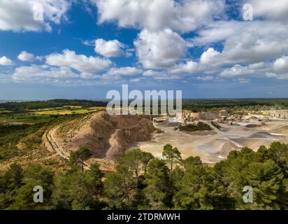 Luftaufnahme des Steinbruchs Son Amat in der Gemeinde Porreres (Mallorca, Balearen, Spanien) ESP: Vista aérea de la cantera de Son Amat Stockfoto