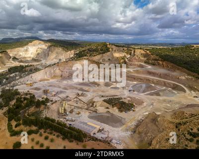 Luftaufnahme des Steinbruchs Son Amat in der Gemeinde Porreres (Mallorca, Balearen, Spanien) ESP: Vista aérea de la cantera de Son Amat Stockfoto