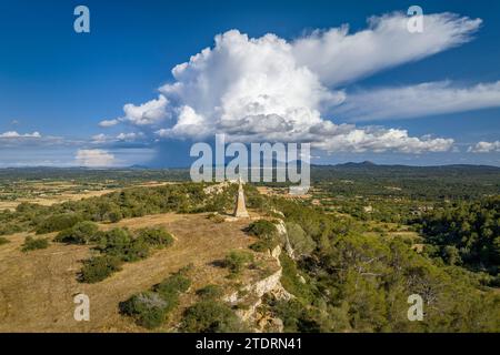 Aus der Vogelperspektive auf den Gipfel des Puig de Santa Eugènia, in der Nähe des Dorfes Santa Eugènia. Im Hintergrund eine Sturmwolke (Mallorca, Balearen) Stockfoto