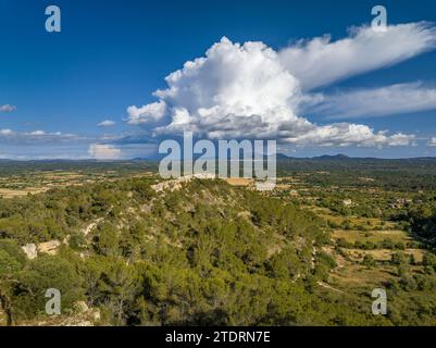 Aus der Vogelperspektive auf den Gipfel des Puig de Santa Eugènia, in der Nähe des Dorfes Santa Eugènia. Im Hintergrund eine Sturmwolke (Mallorca, Balearen) Stockfoto