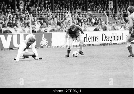 Fußballspiel Haarlem-Ajax, 16.04.1979, Whizgle News from the Past, maßgeschneidert für die Zukunft. Erkunden Sie historische Geschichten, das Image der niederländischen Agentur aus einer modernen Perspektive, die die Lücke zwischen den Ereignissen von gestern und den Erkenntnissen von morgen überbrückt. Eine zeitlose Reise, die die Geschichten prägt, die unsere Zukunft prägen Stockfoto