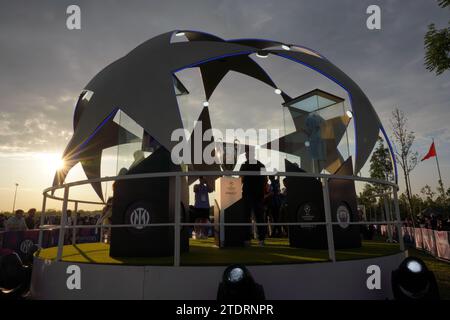 ISTANBUL, TURKIYE - 09. JUNI 2023: Pokal im Champions League Final Festival Area Stockfoto