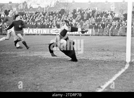 Fußballspiel EDO, Whizgle News aus der Vergangenheit, zugeschnitten auf die Zukunft. Erkunden Sie historische Geschichten, das Image der niederländischen Agentur aus einer modernen Perspektive, die die Lücke zwischen den Ereignissen von gestern und den Erkenntnissen von morgen überbrückt. Eine zeitlose Reise, die die Geschichten prägt, die unsere Zukunft prägen Stockfoto