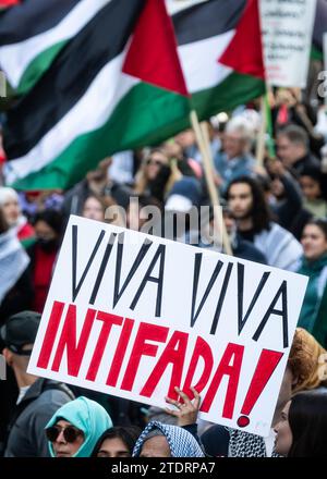 Ein pro-palästinensischer Demonstrant hält ein Schild mit der Aufschrift „VIVA VIVA INTIFADA!“ Bei einem Anti-Israel-marsch in Toronto am 28. Oktober 2023. Stockfoto