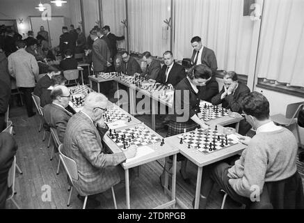 Five Ladies from Hoogoven Chess Tournament - Leser IJmuider Courant, Chess, 22-01-1965, Whizgle News from the Past, maßgeschneidert für die Zukunft. Erkunden Sie historische Geschichten, das Image der niederländischen Agentur aus einer modernen Perspektive, die die Lücke zwischen den Ereignissen von gestern und den Erkenntnissen von morgen überbrückt. Eine zeitlose Reise, die die Geschichten prägt, die unsere Zukunft prägen Stockfoto