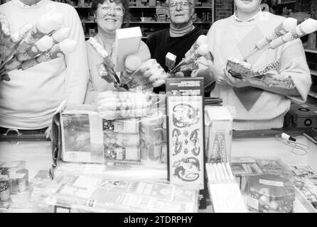 Verkauf von Feuerwerken, Zaanenstraat, Partytier, Feuerwerk, Haarlem, Zaanenstraat, Niederlande, 30-12-1985, Whizgle News from the Past, maßgeschneidert für die Zukunft. Erkunden Sie historische Geschichten, das Image der niederländischen Agentur aus einer modernen Perspektive, die die Lücke zwischen den Ereignissen von gestern und den Erkenntnissen von morgen überbrückt. Eine zeitlose Reise, die die Geschichten prägt, die unsere Zukunft prägen Stockfoto