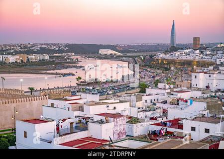 Aus der Vogelperspektive über den Fluss Bou Regreg, Medina, Hassan Tower und Mohammed VI Tower in der Stadt Rabat bei Sonnenuntergang, Rabat-Salé-Kénitra, Marokko Stockfoto