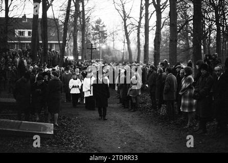 Beerdigung Godfried Bomans (* 02.03.1913, gestorben am 22.12.1971), Bloemendaal, Adelbert kerkhof, 24.12.1971, Whizgle News aus der Vergangenheit, zugeschnitten auf die Zukunft. Erkunden Sie historische Geschichten, das Image der niederländischen Agentur aus einer modernen Perspektive, die die Lücke zwischen den Ereignissen von gestern und den Erkenntnissen von morgen überbrückt. Eine zeitlose Reise, die die Geschichten prägt, die unsere Zukunft prägen Stockfoto