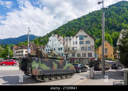 Chur: M113 vollspuriger gepanzerter Personalträger (APC) der Schweizer Armee in der Altstadt von Plessur, Graubünden, Graubünden, Schweiz Stockfoto