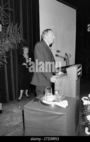 Hapro-Abend (Haarlem-Promotion) im Concertgebouw. Jährliche Präsentation eines Pins an eine Person oder Organisation, die einen Beitrag zur Förderung der Stadt geleistet hat. Haarlem, lange Begijnestraat, Niederlande, 02-02-1993, Whizgle News aus der Vergangenheit, zugeschnitten auf die Zukunft. Erkunden Sie historische Geschichten, das Image der niederländischen Agentur aus einer modernen Perspektive, die die Lücke zwischen den Ereignissen von gestern und den Erkenntnissen von morgen überbrückt. Eine zeitlose Reise, die die Geschichten prägt, die unsere Zukunft prägen Stockfoto