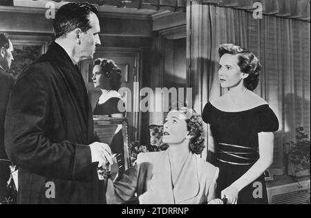 Fredric March, Myrna Loy und Teresa Wright spielen die Hauptrollen in „The Best Years of Our Life“ (1946), einem ergreifenden Drama über die Herausforderungen amerikanischer Soldaten, die aus dem Zweiten Weltkrieg zurückkehren March, Loy und Wright liefern tiefgreifende Darbietungen, in denen eine Familie dargestellt wird, die durch die Komplikationen der Nachkriegsanpassung navigiert. Ihre Rollen in diesem von der Kritik gefeierten Film beleuchten die emotionalen Auswirkungen des Krieges auf das persönliche Leben und machen „die besten Jahre unseres Lebens“ zu einem zeitlosen und resonanten Stück Kino. Stockfoto