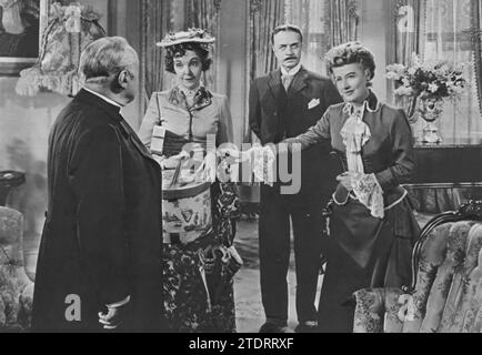 William Powell, Irene Dunne, ZaSu Pitts und Edmund Gwenn spielen die Hauptrollen in „Life with Father“ (1947), einer entzückenden Komödie, die im New York der 1880er Jahre spielt. Powell glänzt als eigensinniger Clarence Day Sr., Dunne spielt seine Patientin und Weise Ehefrau Vinnie. Pitts und Gwenn fügen Humor und Charme in ihren Nebenrollen hinzu und tragen so zur Darstellung des Familienlebens und der unvermeidlichen Auseinandersetzungen zwischen Vaters traditionellen Ansichten und der sich verändernden Welt um ihn herum bei. Dieser klassische Film, bekannt für seine witzigen Dialoge und lebhaften Darbietungen, bleibt eine beliebte Darstellung des amerikanischen Familienlebens des späten 19. Jahrhunderts. Stockfoto