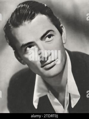 Gregory Peck, ein Broadway-Star, der zum Filmschauspieler wurde, glänzte 1948 in dem Film „Yellow Sky“. In diesem Western stellt Peck James „Stretch“ Dawson dar, einen Bandenführer, der auf eine Geisterstadt stößt, die von einem alten Mann und seiner Enkelin bewohnt wird, gespielt von Anne Baxter. Der Film ist bekannt für seine scharfe, atmosphärische Kinematographie und Pecks kommandierende Performance, die seinen Übergang von der Bühne zu einem großen Hollywood-Hauptdarsteller zeigt. Stockfoto